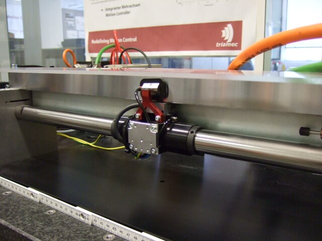 Air-bearing pick-and-place: travel distance 330mm, speed 4.5m/s, acceleration 14g, position on path <1μm, cycle time 114ms